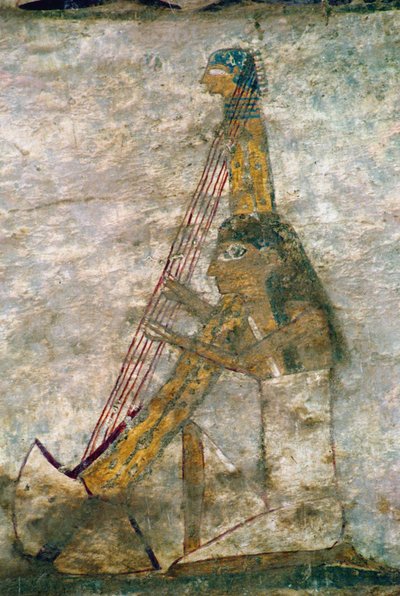 Mujer tocando un arpa arqueada, (detalle) de una pintura mural de tumba, Egipto, Reino Antiguo a Medio (caliza pintada) de Unknown